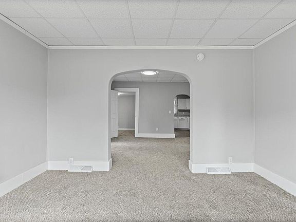 4th image of 817 Maple St