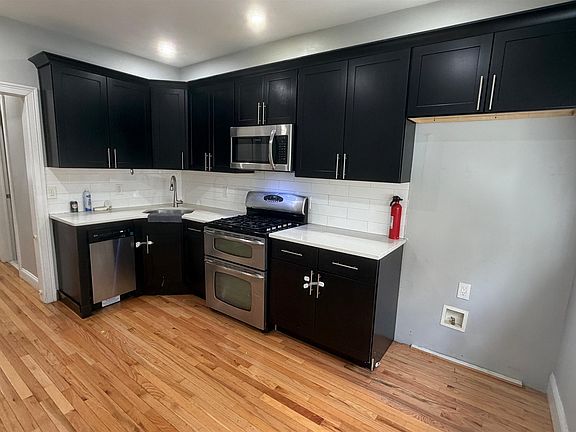 4th image of 137A Dekalb Ave #1