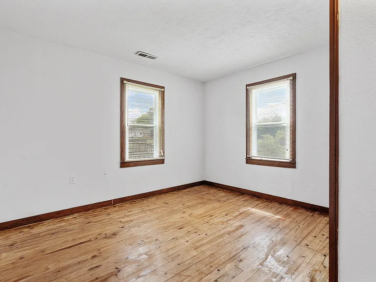 1858 Wilbur Ave — Photo 10