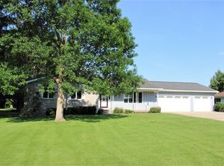 325 N Mentzer Rd, Robins, IA 52328