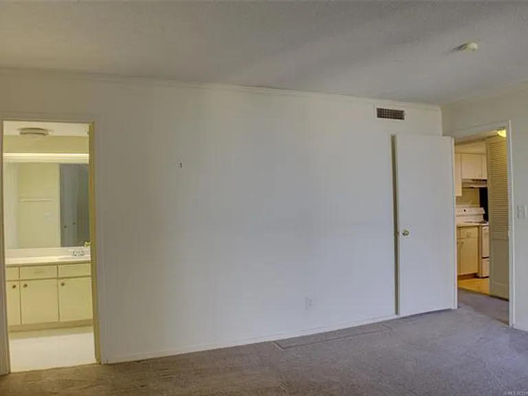 Adorable 2 bed 2 bath in historic Liberty Tower — Photo 12