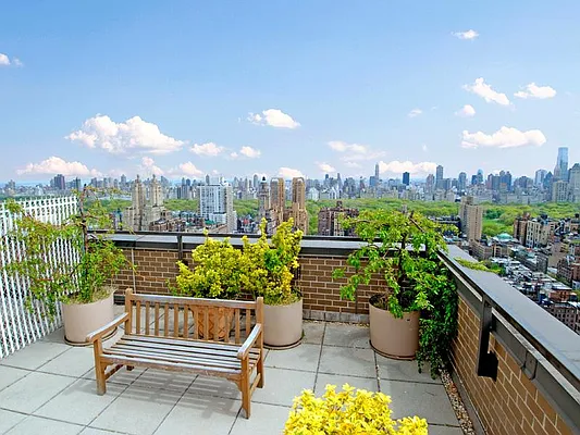 Sold by Sotheby's International Realty | media 22