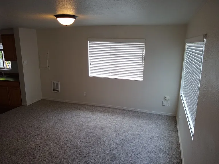 1390 Retsil Rd E — Photo 9
