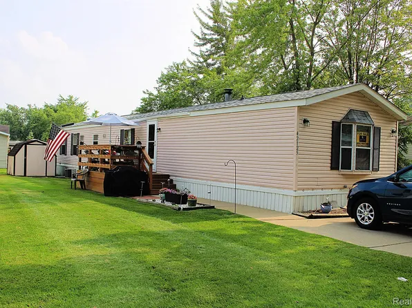 42125 La Roi Dr, Novi, MI 48377