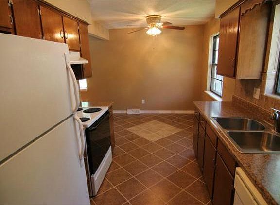 5th image of 921 NW Canterbury Ct