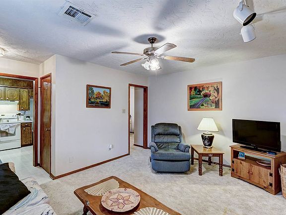 4th image of 2405 NW Saxon Cir