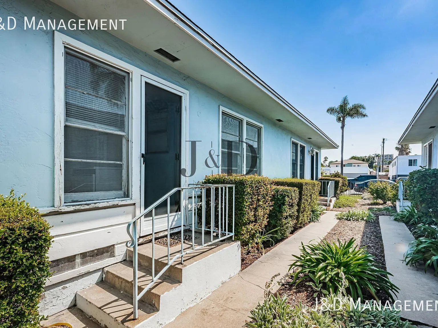 Charming Cottage-Style Apartment with Lush Rose Gardens in University Heights, San Diego — Photo 3