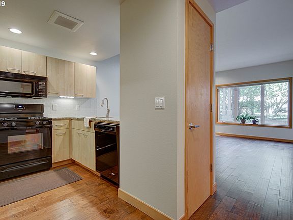 4th image of 300 W 8th St Unit 211