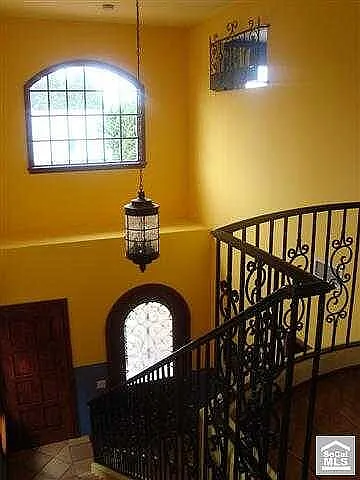 6 bed, 3000 sqft, $1,050 — Photo 1