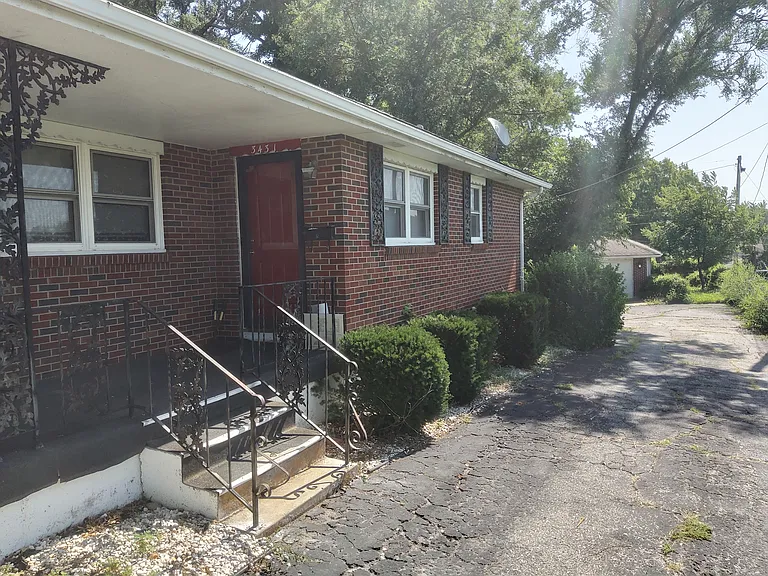 S Oxford Ave — Photo 5