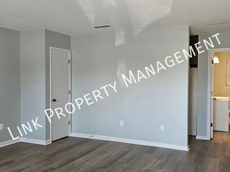 900 Peppermill Rd — Photo 2