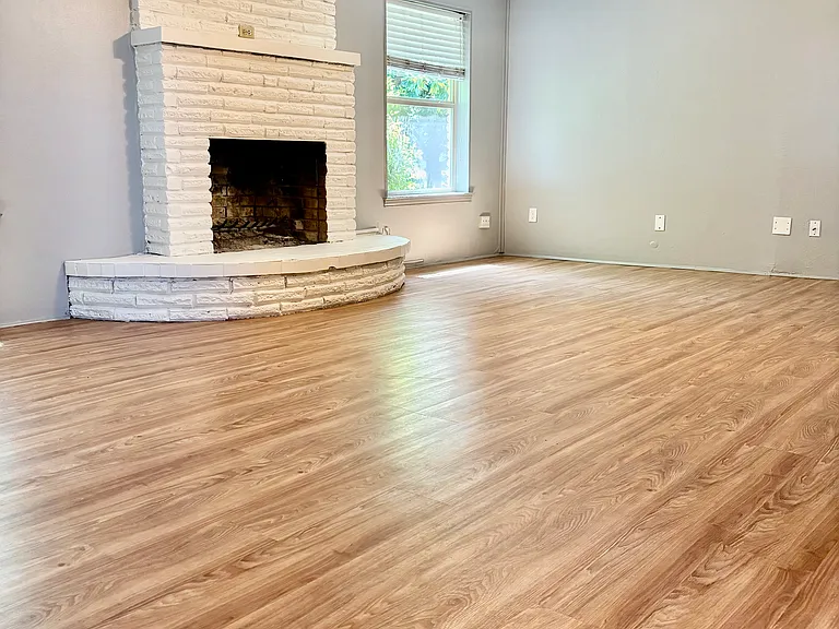 606 Laurence Dr — Photo 3
