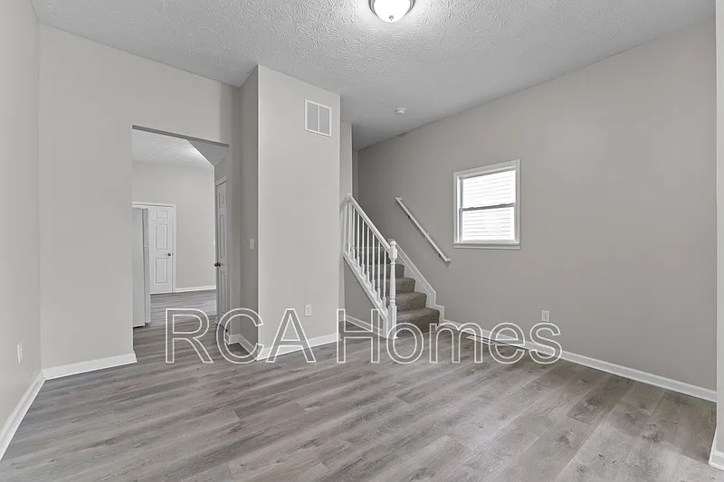 3 bed, 1.5 bath, $1,350 — Photo 2