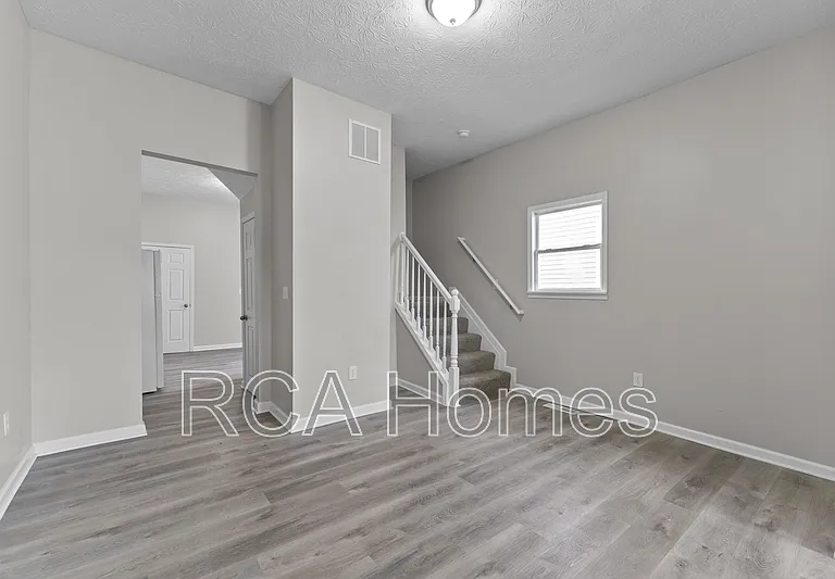 2912 N Kenwood Ave #N — Photo 2