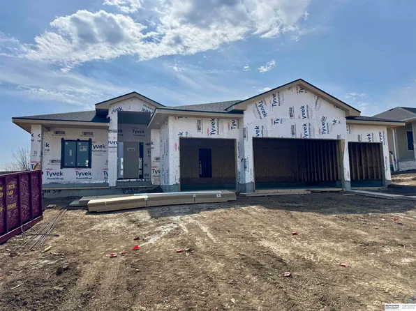 8954 Von St, Papillion, NE 68046