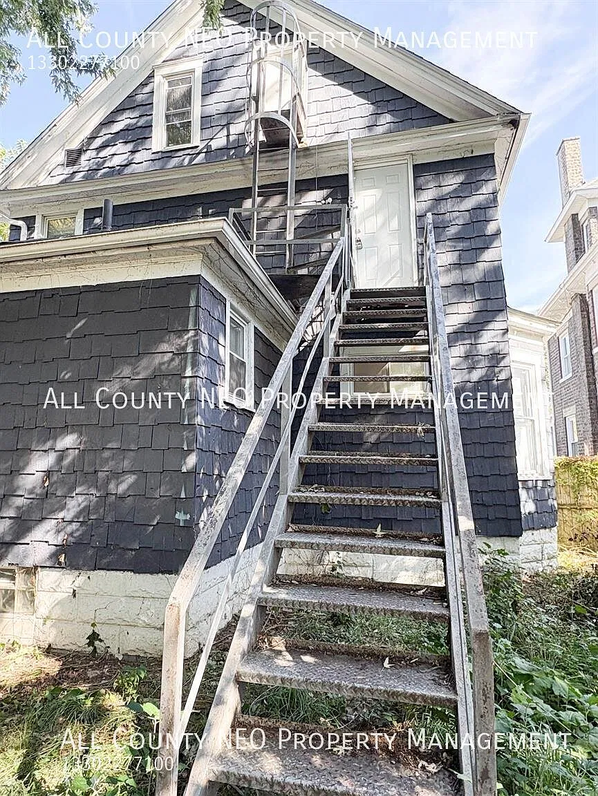Uniquely laid out 3 bedroom, 1 bathroom home. — Photo 2