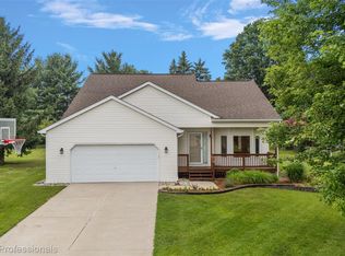 1321 Clear Lake Ct, Oxford, MI 48371