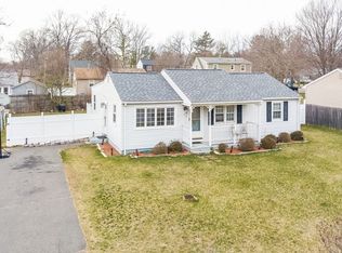 42 Wellfleet Dr, Springfield, MA 01119