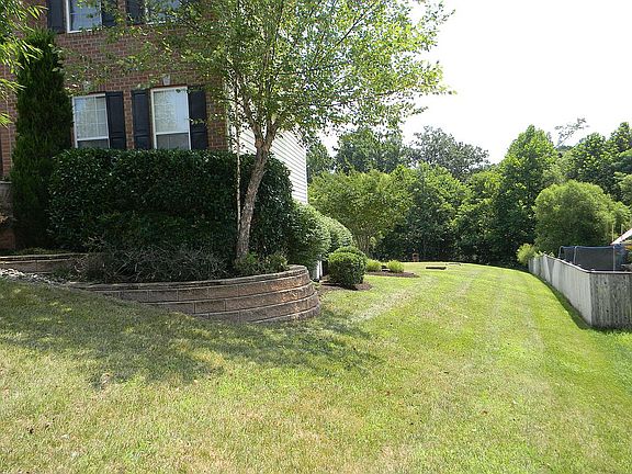 4th image of 1010 Canterbury Ln
