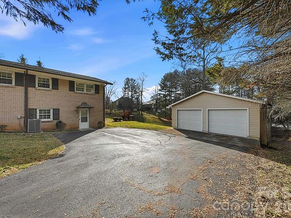 2nd image of 406 Wedgewood Pl SW