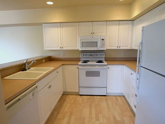 4th image of 9222 Roosevelt Way NE APT 301