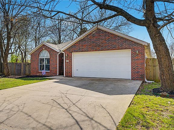 4th image of 1451 N Greenleaf Dr