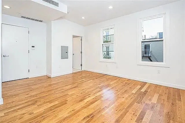 Studio, 400 sqft, $2,200 — Photo 2