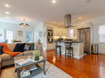 693-695 E 6th St, Boston, MA, 02127