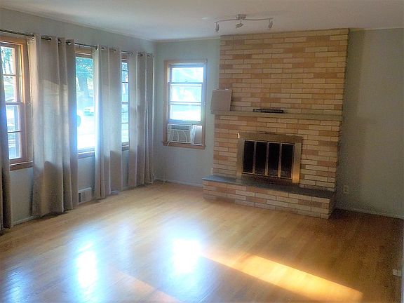 living room, SE corner