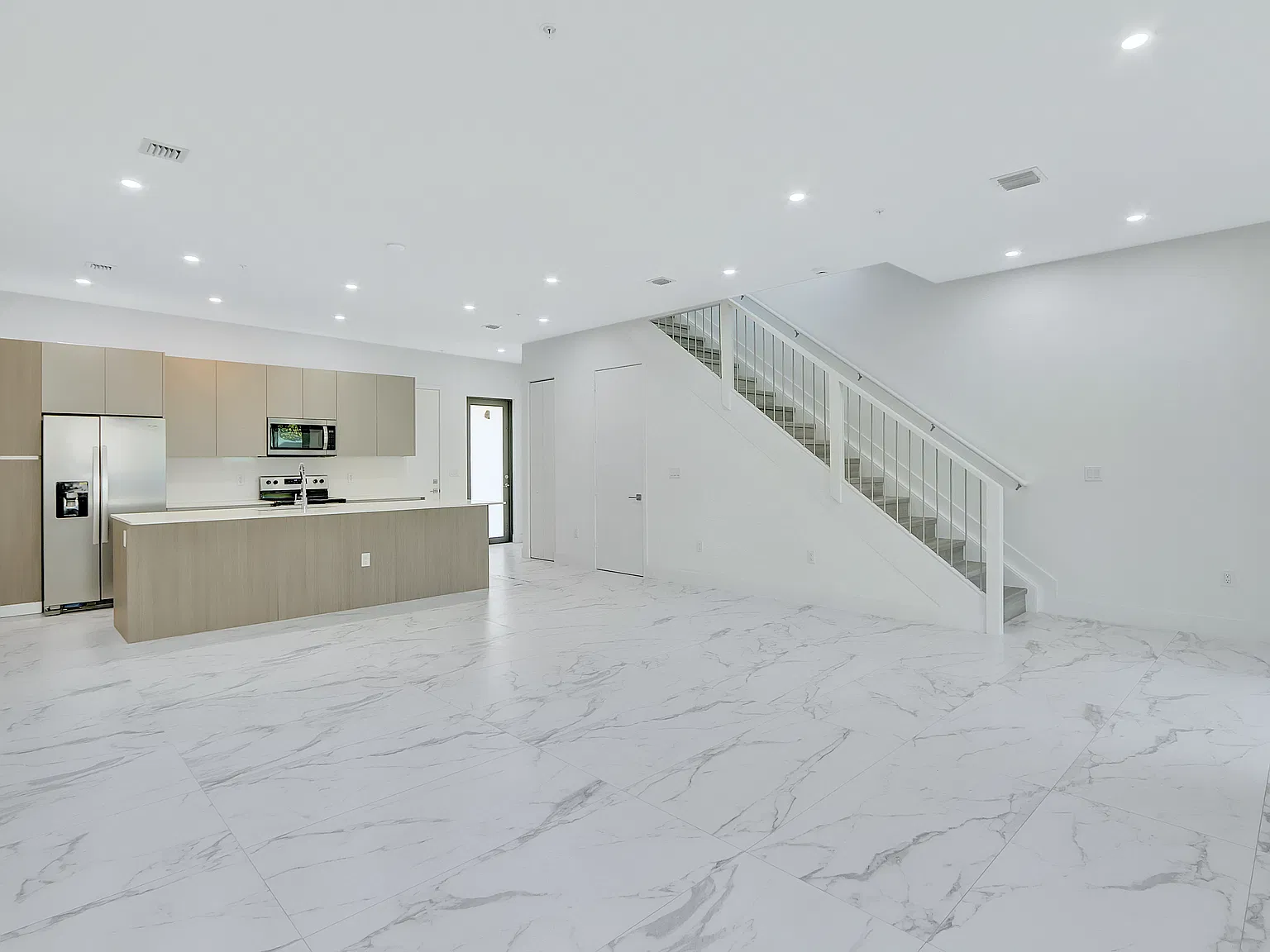 3 bed, 2.5 bath, 1874 sqft, $4,000 — Photo 3