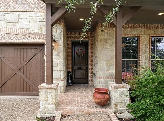 3rd image of 2820 Earl Dr