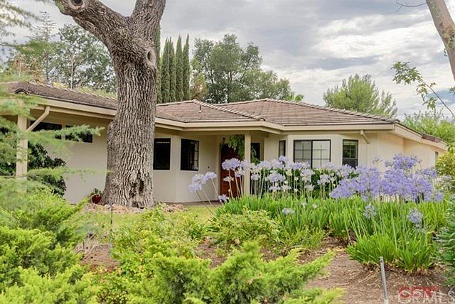 Your home in the Paso Robles Golf Club neighborhood awaits....