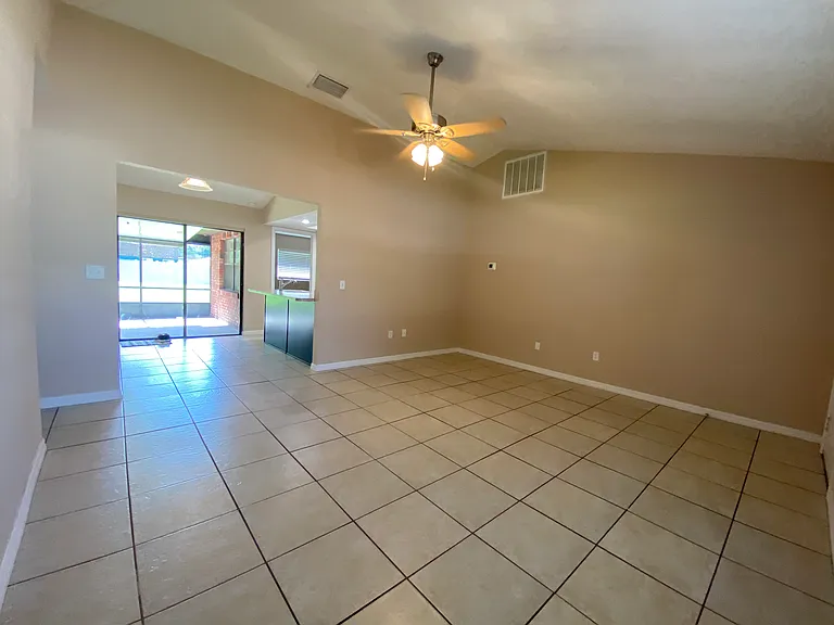 917 Sunshine Way SW — Photo 4