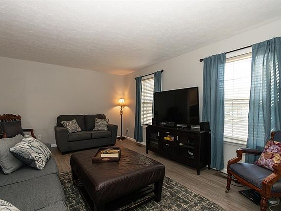 4th image of 410 Meadow Springs Dr