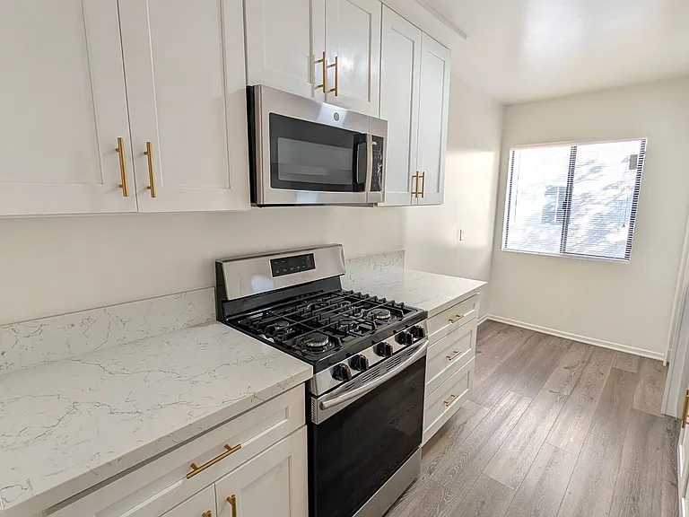 Dickens Garden Apartments — Photo 6
