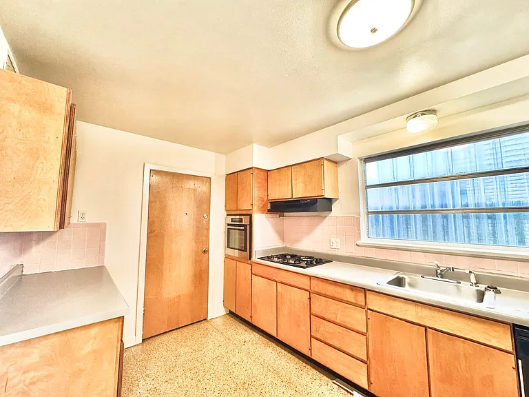 2655 Hyman Pl — Photo 3