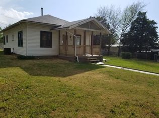 105 E Grandview Dr, Junction City, KS 66441