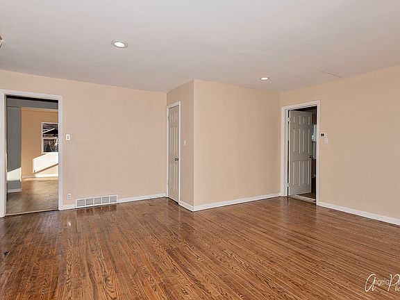 3rd image of 4704 Parkview Dr