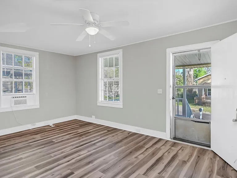 203 Augusta St — Photo 7