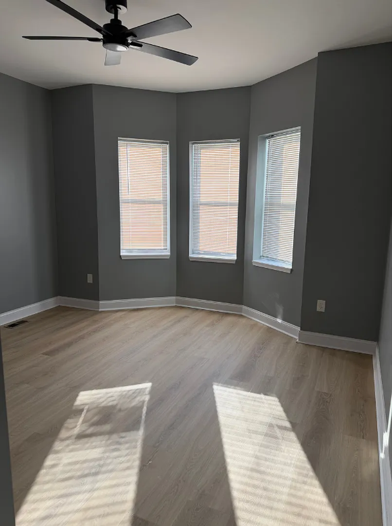427 South Augusta Avenue $650 - Available (Shared Bath) — Photo 3