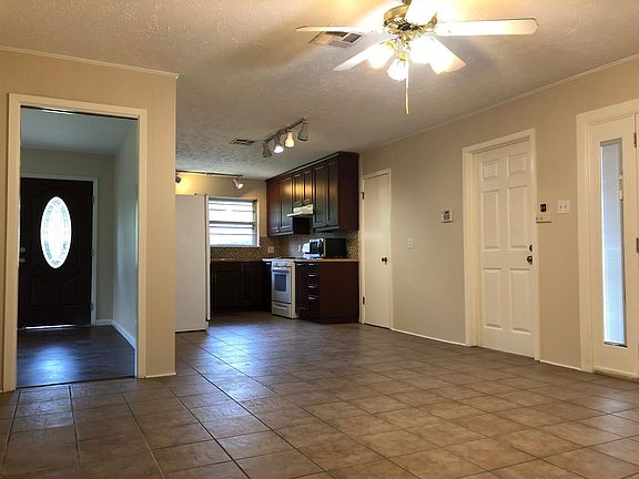 An open layout of the living area lets you organize your furniture to your preference.