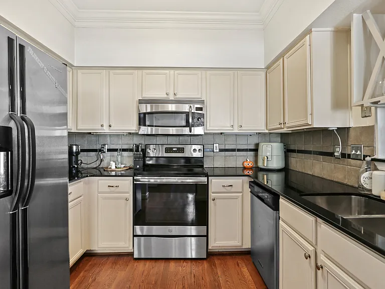 3777 Peachtree Rd #321 — Photo 21
