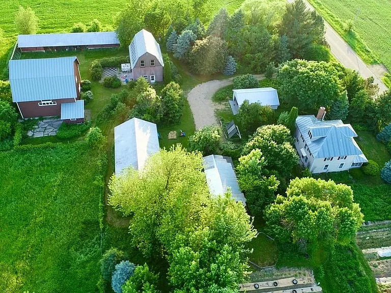 grounds would allow for fresh cut flowers, herbs and food gardens