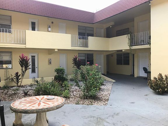 3rd image of 930 NE 133rd St APT 3