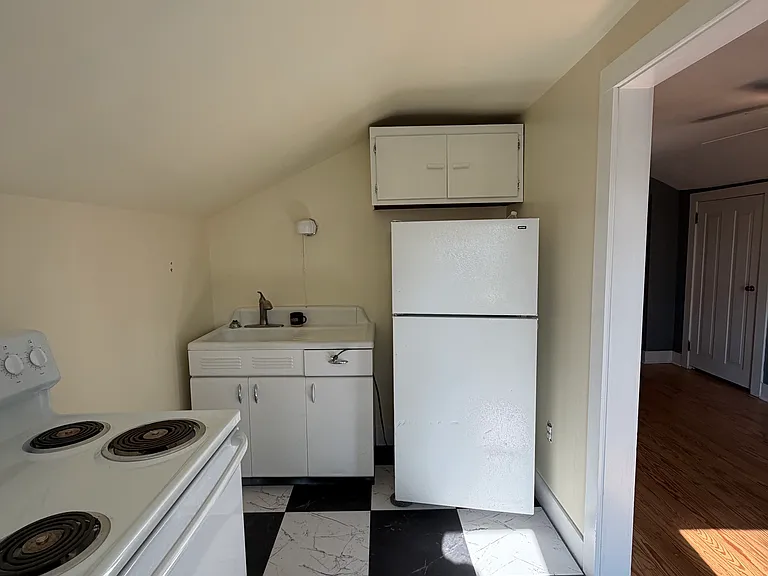 13 1/2 Mansfield Ave — Photo 5