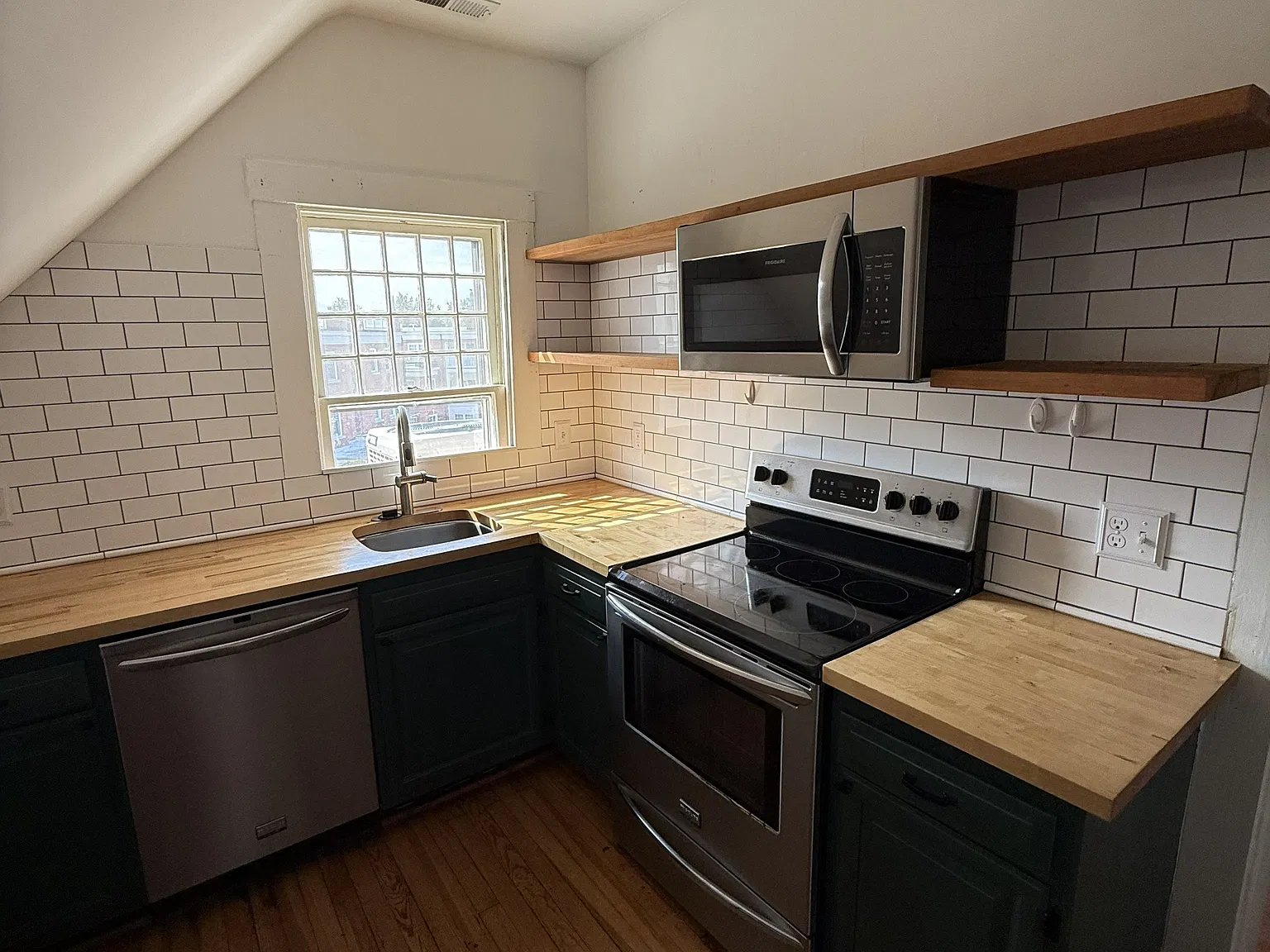 1 bed, 735 sqft, $1,900 — Photo 2