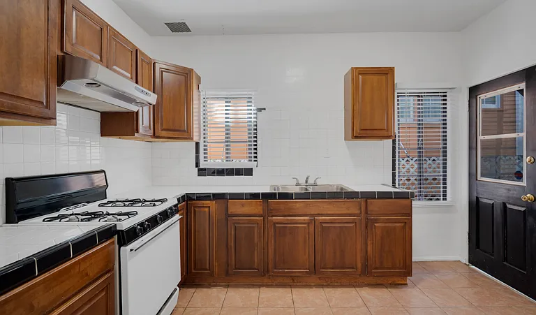 2270 N Beachwood Dr #2 — Photo 9