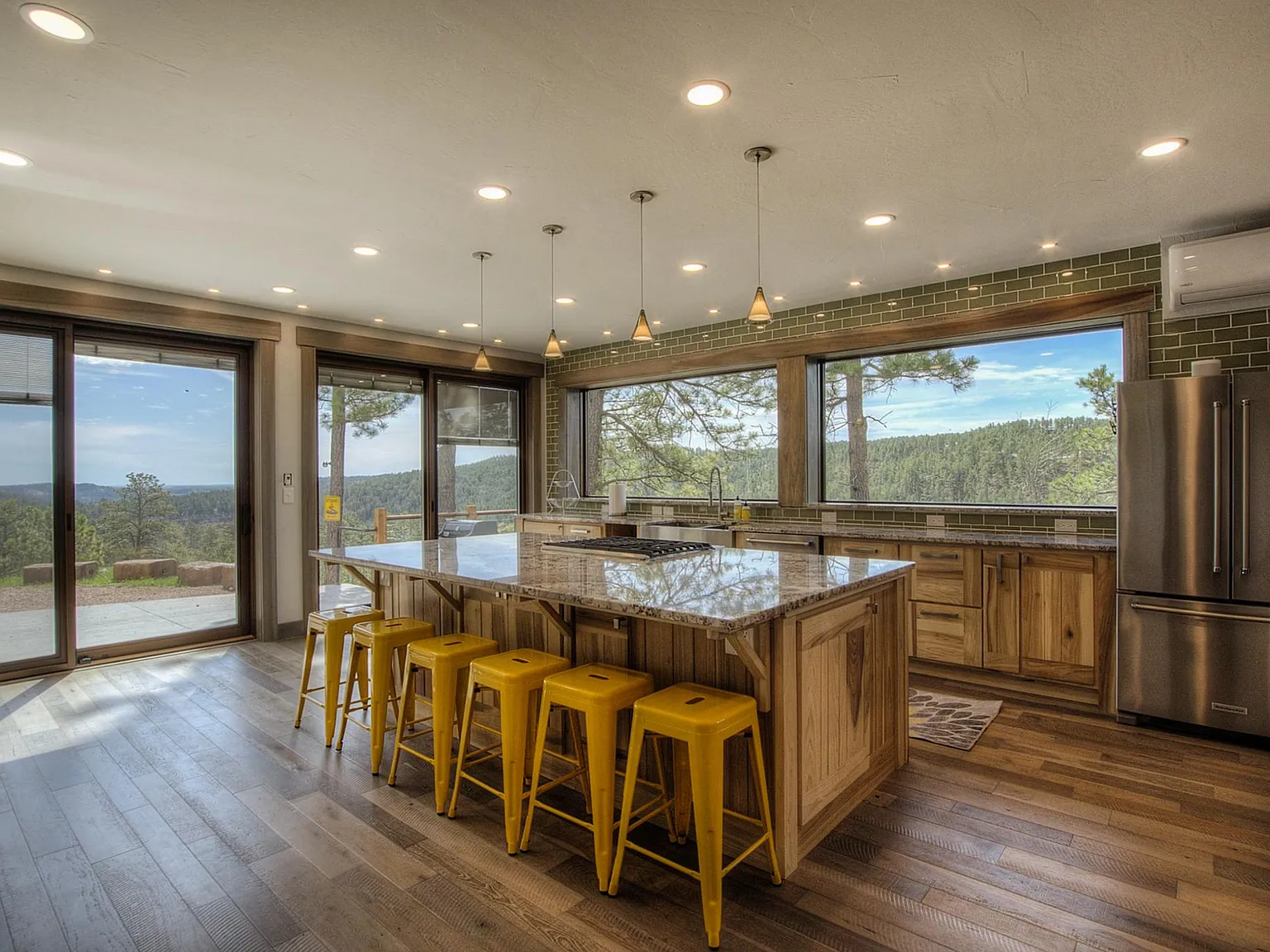 3 bed, 3.5 bath, 2400 sqft, $3,250 — Photo 3