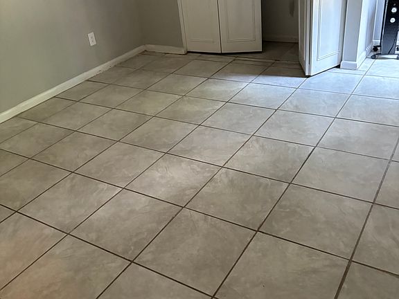 5th image of 2467 Whispering Woods Blvd APT 4