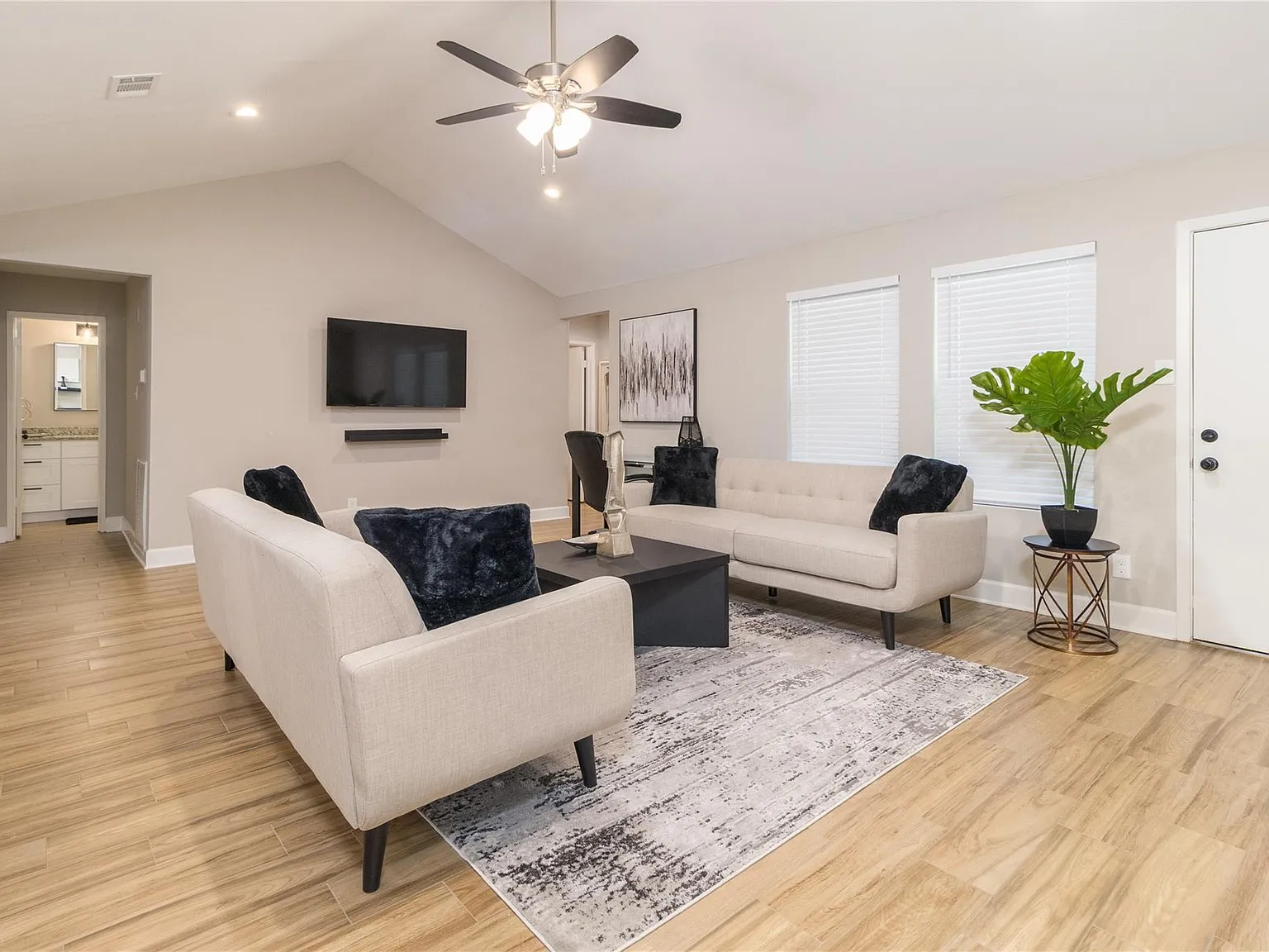 3 bed, 2.0 bath, 1421 sqft, $2,000 — Photo 3